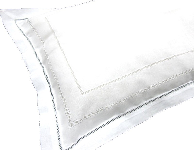 Funda de cojín bordada con vainicas en color blanco