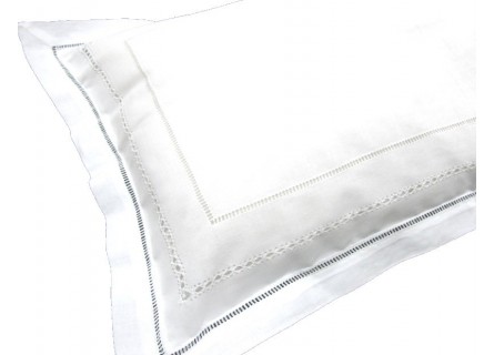 Funda de cojín bordada con vainicas en color blanco