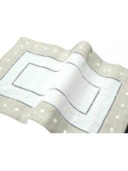 Tapete de hilo bordado con bodoques (topitos) en color blanco y lino.