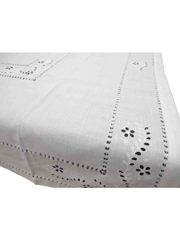 Mantel blanco bordado con dibujo calado de flor blanca.