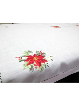 Mantel de Navidad bordado con flor roja navideña.