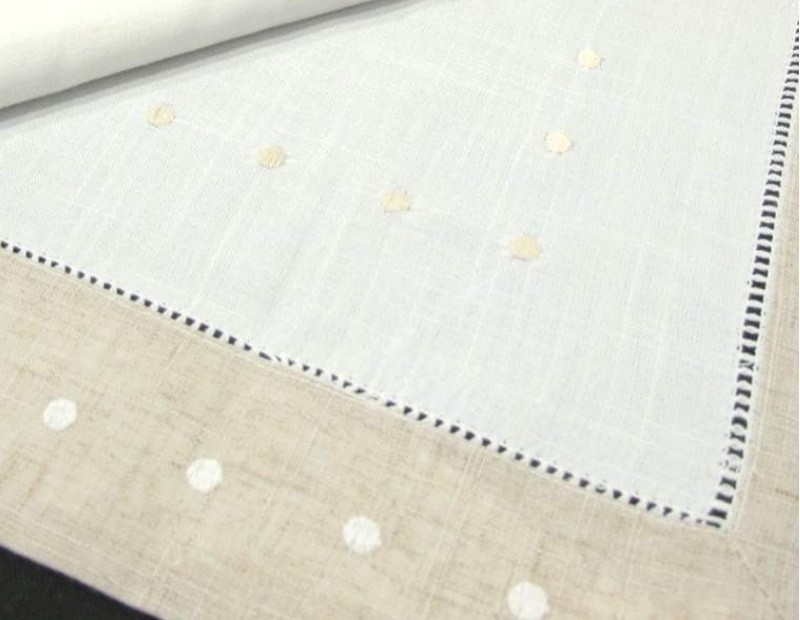 Mantel con vainicas y bodoques en color blanco y lino.