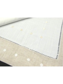 Mantel con vainicas y bodoques en color blanco y lino.