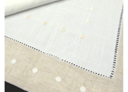 Mantel con vainicas y bodoques en color blanco y lino.