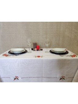 Mantel de Navidad en color blanco con detalles de flor en rojo y verde