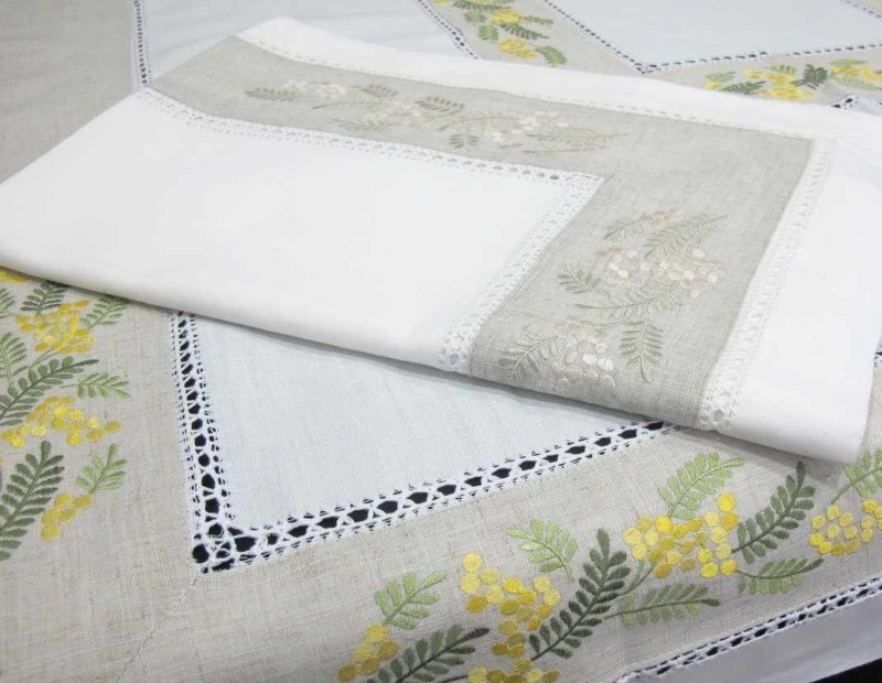 Mantel de hilo bordado con detalle de mimosas en color blanco y lino.