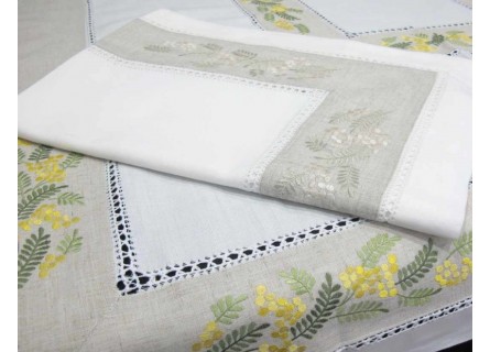 Mantel de hilo bordado con detalle de mimosas en color blanco y lino.