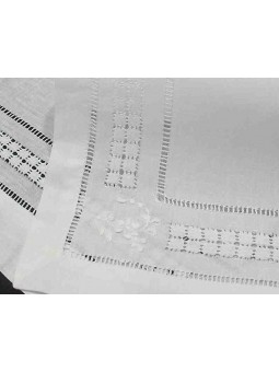 Camino de mesa bordado con dibujo de vainicas y cuadraditos en color blanco