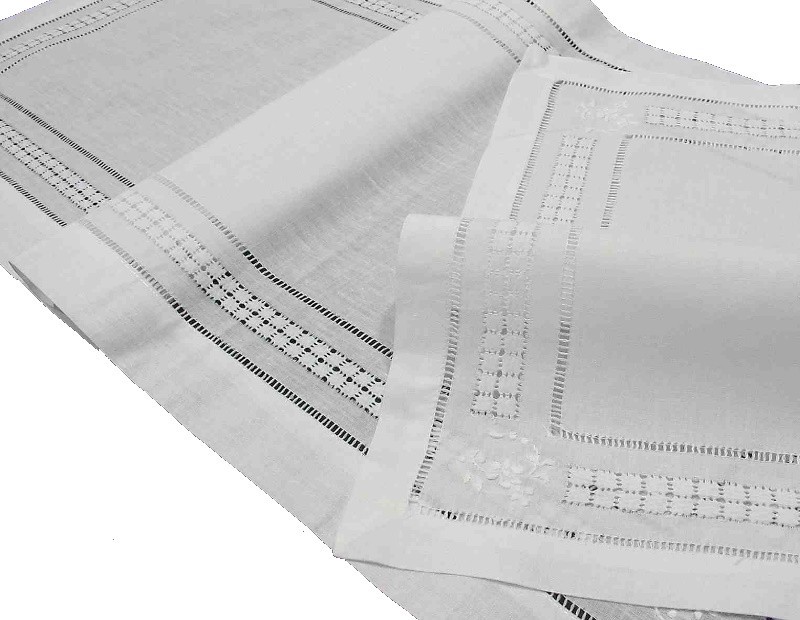 Camino de mesa bordado con dibujo de vainicas y cuadraditos en color blanco