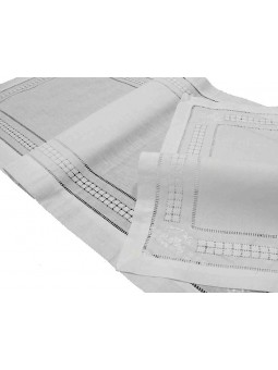 Camino de mesa bordado con dibujo de vainicas y cuadraditos en color blanco