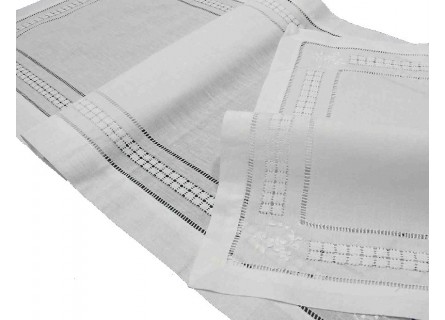 Camino de mesa bordado con dibujo de vainicas y cuadraditos en color blanco