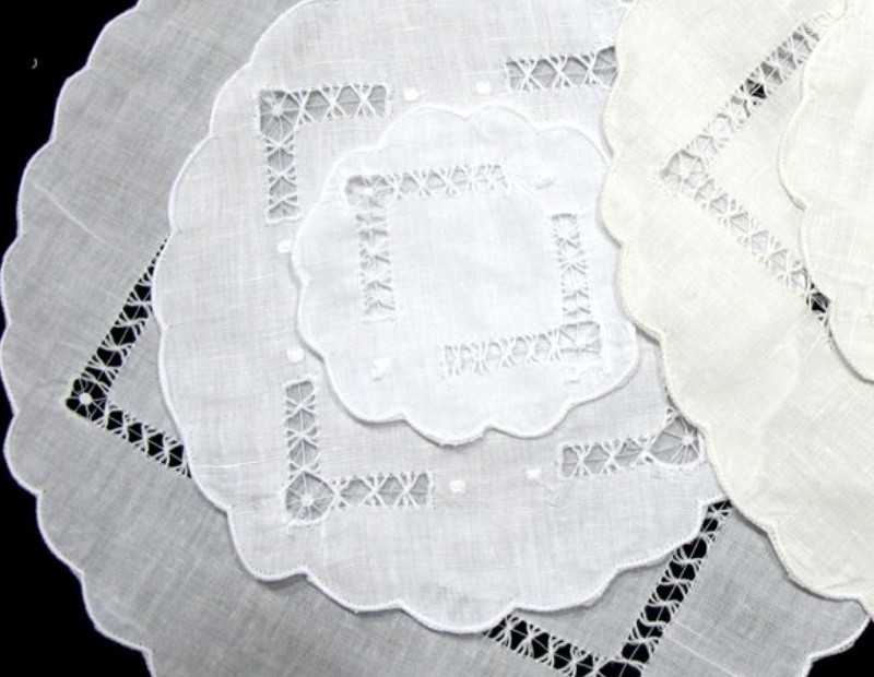 Tapete redondo bordado con vainicas en color blanco