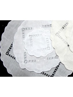 Tapete redondo bordado con vainicas en color blanco