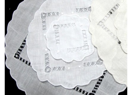 Tapete redondo bordado con vainicas en color blanco