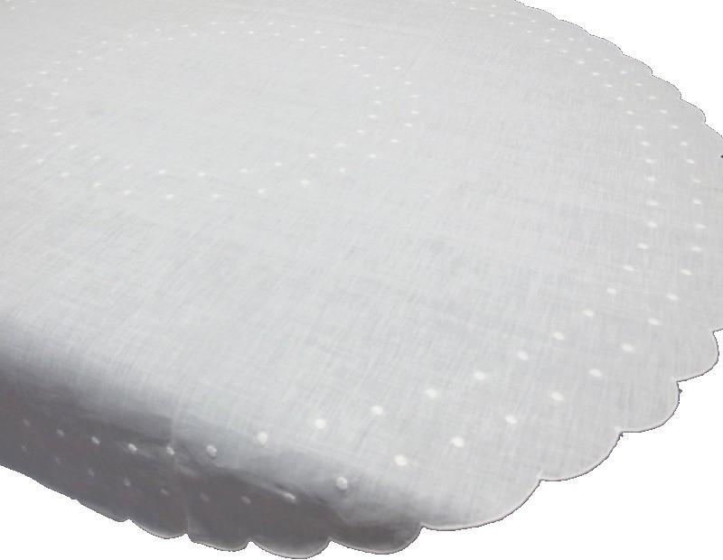 Tapete redondo bordado con topos en color blanco