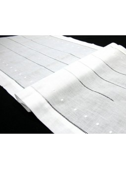 Tapete y camino de mesa bordado con vainicas y topos