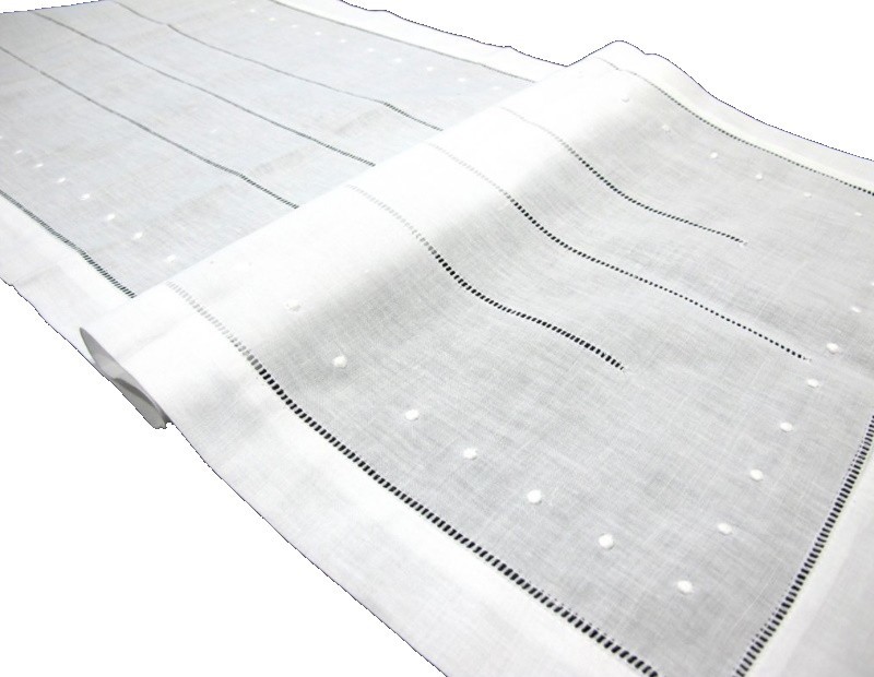 Tapete y camino de mesa bordado con vainicas y bodoques