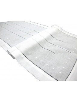 Tapete y camino de mesa bordado con vainicas y bodoques