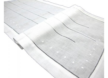 Tapete y camino de mesa bordado con vainicas y bodoques