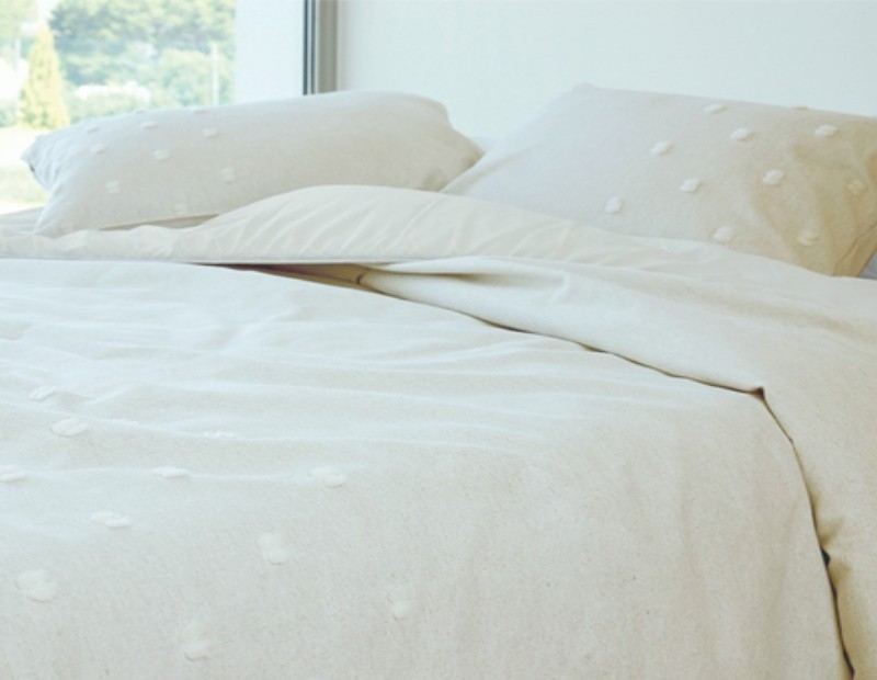 Colcha edredón lisa con detalle de copos de nieve. Diseño original