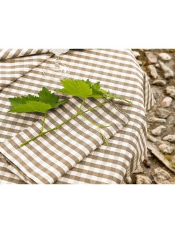 Mantel de cuadros de Vichy en color beige y blanco.