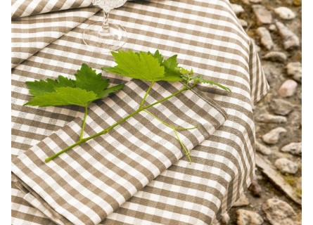 Mantel de cuadros de Vichy en color beige y blanco.