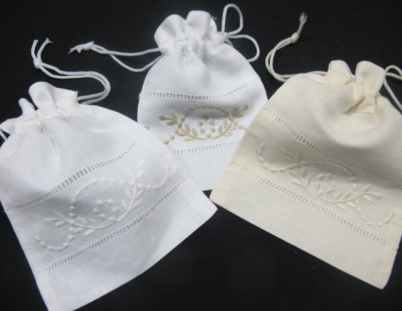 Bolsa saquito de algodón con diseño bordado en color blanco o beige