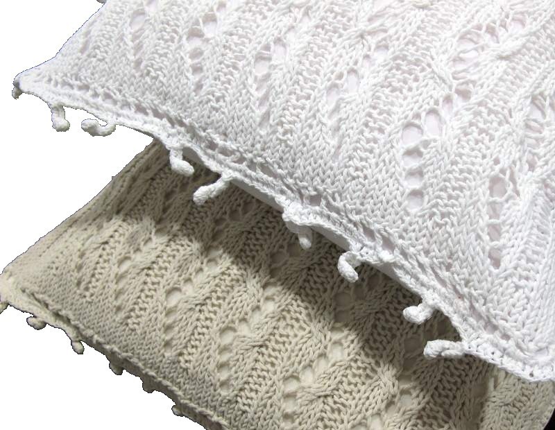 Funda de cojín de punto de ochos con borlas en color blanco o beige