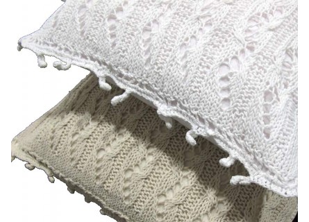 Funda de cojín de punto de ochos con borlas en color blanco o beige