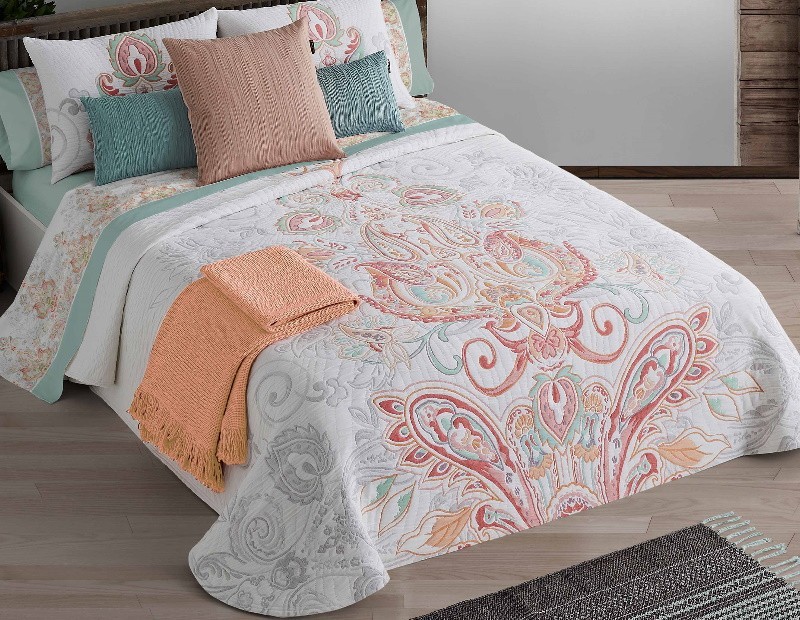 Colcha de Manterol modelo Hexagon en color blanco, coral y turquesa con tejido de jacquard