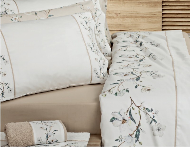 Juego de sábanas de satén 200 hilos de algodón portugués con floreado en color beige.