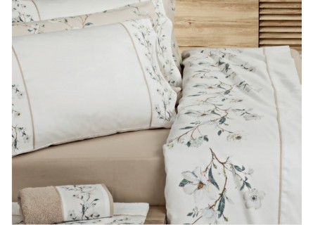 Juego de sábanas de satén 200 hilos de algodón portugués con floreado en color beige.