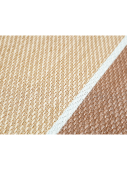 Alfombra de vinilo de gran calidad en color beige y marrón.