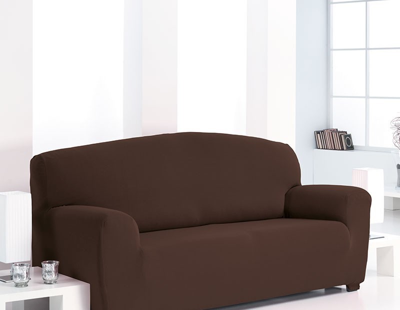 Funda de sofá multielástica ajustable  que queda como un tapizado en color marrón chocolate