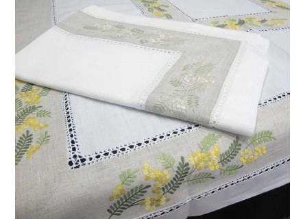 Mantel blanco bordado con dibujo mimosas en color lino o el color verde y amarillo.