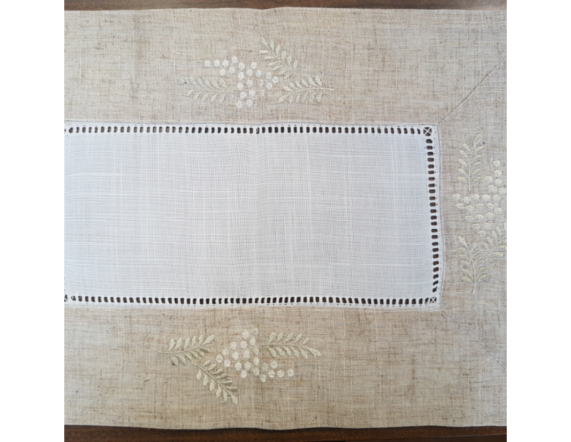 Tapete de hilo bordado con detalle de mimosas en color blanco y lino.