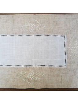Tapete de hilo bordado con detalle de mimosas en color blanco y lino.