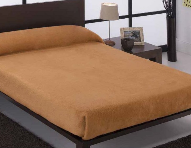 Manta de cama muy suave en color liso camel o marrón de gran calidad para Otoño/Invierno