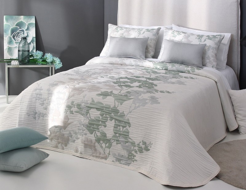 Colcha de Primavera Verano modelo Lyris de Reig Martí en color blanco verde y gris.