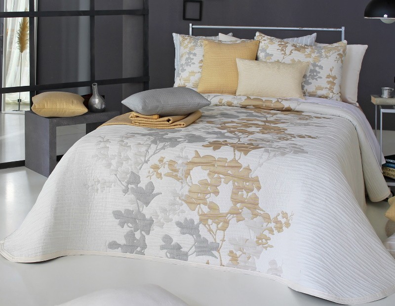 Colcha de Primavera Verano modelo Lyris de Reig Martí en color mostaza oro y gris.