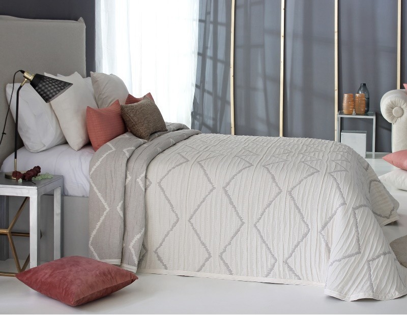 Colcha de Primavera Verano modelo Davis de Reig Martí en color blanco y gris.