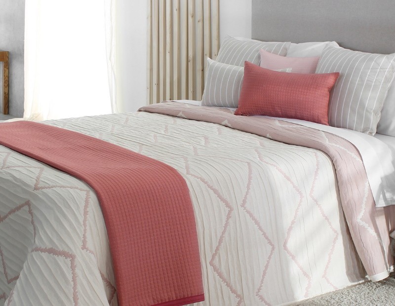 Colcha de Primavera Verano modelo Davis de Reig Martí en color blanco y rosa pastel