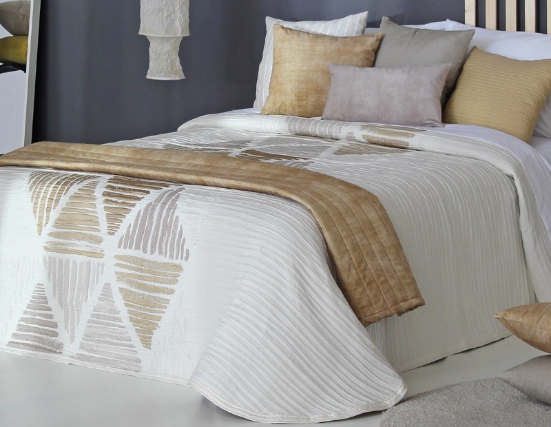 Colcha de Primavera Verano modelo Davis de Reig Martí en color blanco y oro