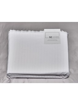 Colcha blanca de piqué con volante de algodón de textil portugués.