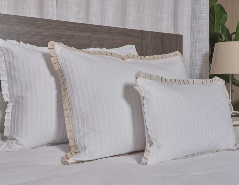 Fundas de cojín de algodón piqué con volante en color blanco, gris y beige.