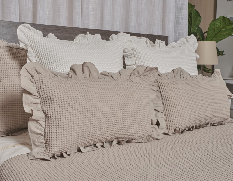 Funda de cojín lencera con volante de nido de abeja en colores modelo Couture