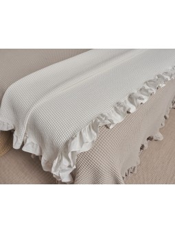 Manta lencera tipo plaid para poner a los pies de la cama con volante en color blanco, gris, verde, rosa, azul y beige.