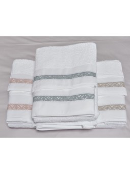 Juego de toallas de 3 piezas en color blanco con entre dos o puntilla en color rosa, arena, verde agua o gris.