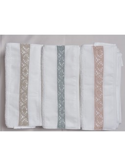 Juego de toallas de 3 piezas en color blanco con entre dos o puntilla en color rosa, arena, verde agua o gris.