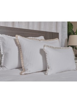 Colcha blanca de piqué con volante de algodón de textil portugués.